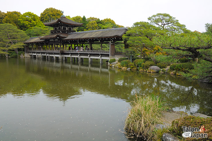 บรรยากาศสวนด้านหลังศาลเจ้าเฮอันที่เป็นสะพานเข้ามสระน้ำ