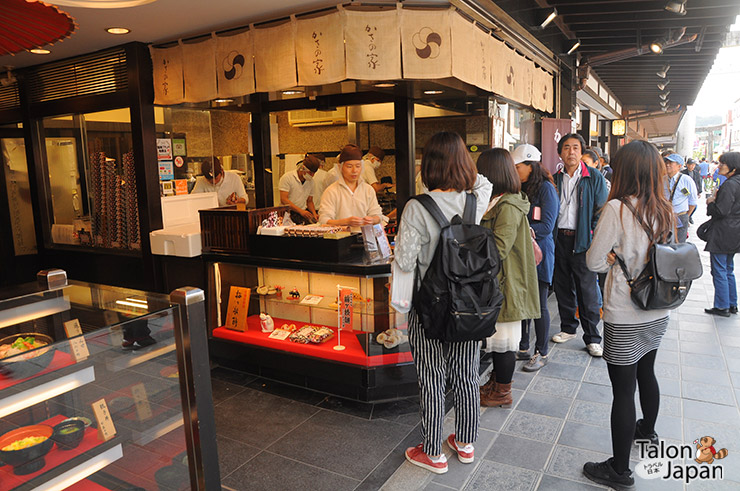 ร้านขายขนมโมจิย่างไส้ถั่วแดงเจ้าดังหน้าทางเข้าศาลเจ้าดาไซฟุ