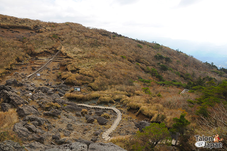 ทางเดินไร้ผู้คนที่รอบทะเลสาบโอนามิ Onami Pond