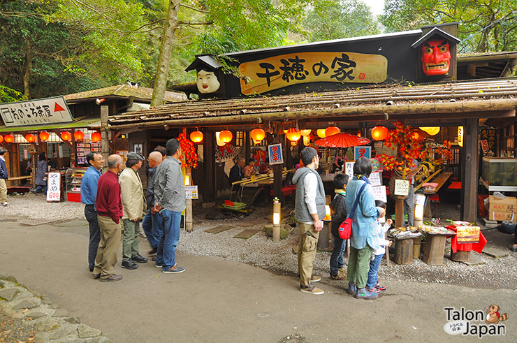 ร้านขายราเม็งเย็นไหลลงกระบอกไม้ไผ่ที่ทาคาชิโฮะ Takachiho