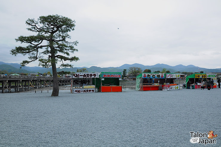 ซุ้มขายของบริเวณสะพานไม้โทเก็ตสึเคียว-Togetsukyo