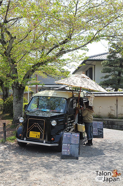 รถขายกาแฟเก๋ๆที่ทางเดินนักปราชญ์