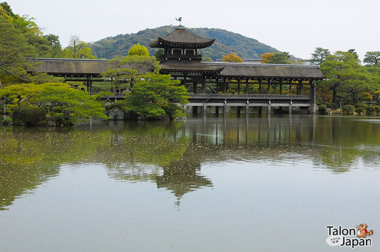 อาคารที่สร้างเป็นสะพานข้ามสระน้ำที่สวนด้านหลังศาลเจ้าเฮอัน