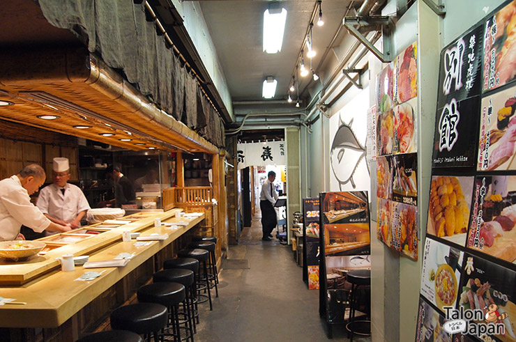 ตรอกเล็กๆที่มีร้านขายซูชิที่ตลาดปลาซึคิจิ