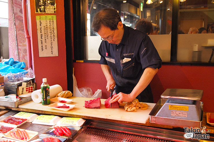 พ่อค้ากำลังแร่เนื้อปลาทูน่าที่ตลาดปลาซึคิจิ
