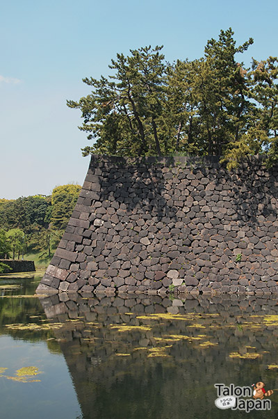 กำแพงหินขนาดใหญ่รอบคูน้ำที่พระราชวังอิมพีเรียล