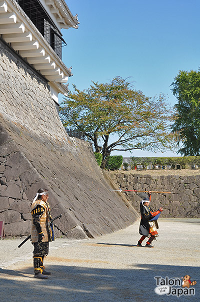 โชว์การแสดงควงดาบและทวนที่ปราสาทคุมาโมโต้