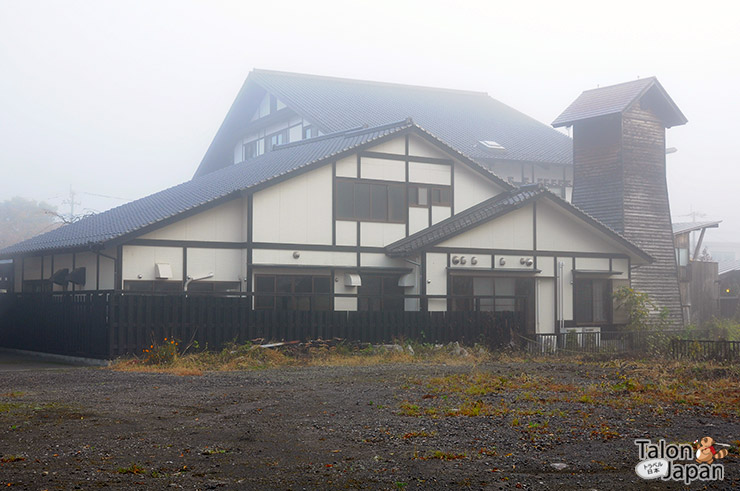 บรรยากาศด้านหลังโรงแรม ยาวารางิโนะซาโตะ ยาโดยะ (Yawaraginosato Yadoya) ที่ยูฟูอิน