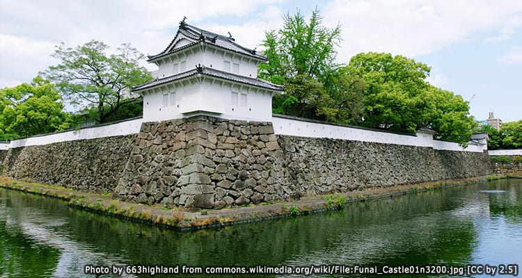 ซากปราสาทฟูนาอิ Funai Castle Ruins