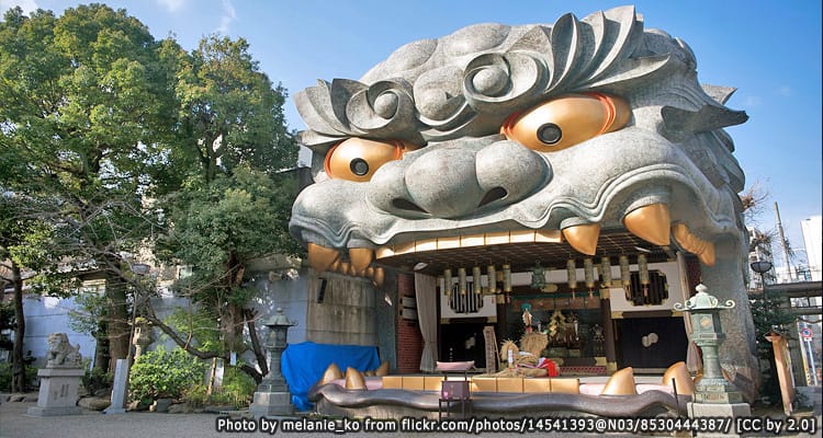 ศาลเจ้านัมบะ ยาซากะ (Namba Yasaka Shrine)