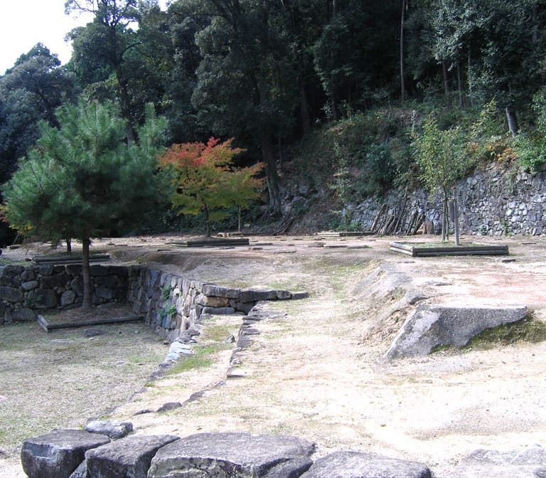 ซากปราสาทอาซูจิ (Ruins of Azuchi Castle)