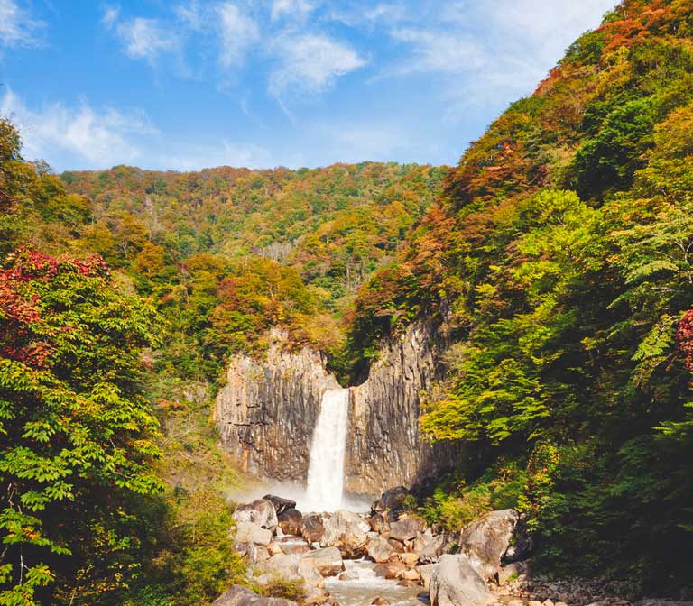 Naena Waterfall น้ำตกแผ่นดินไหว แห่ง นีงะตะ