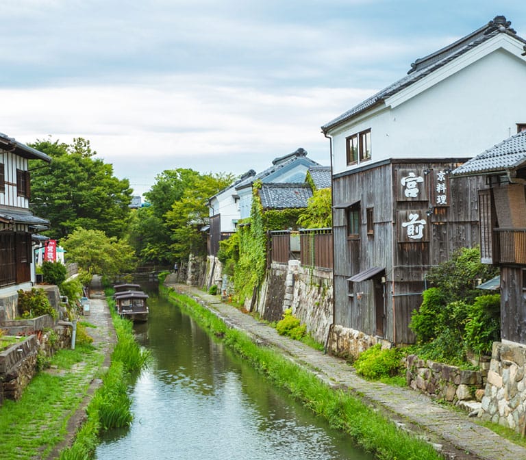 คลองฮาจิมังโบริ (Omihachiman’s Hachiman-bori Canal)