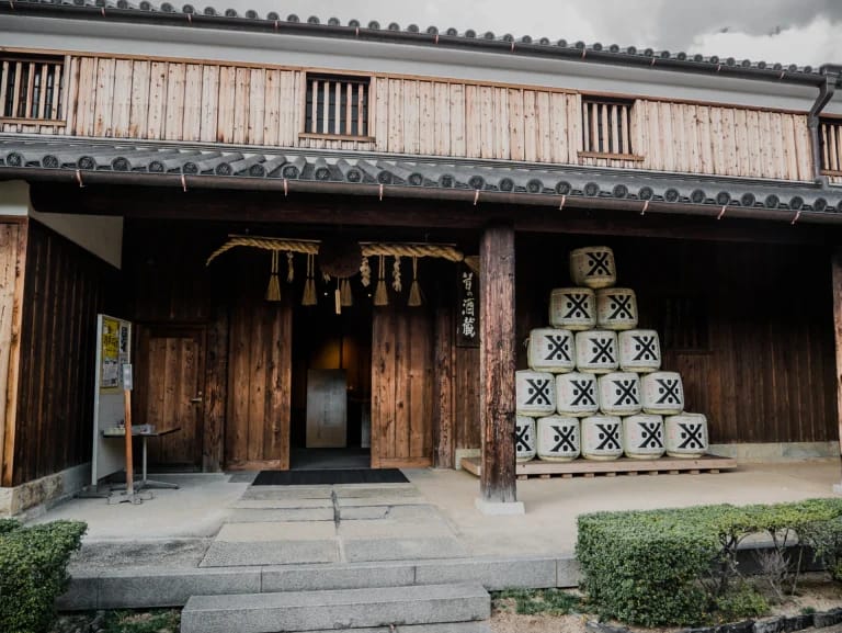พิพิธภัณฑ์สาเกฮาคุทสึรุ (Hakutsuru Sake Brewery Museum)