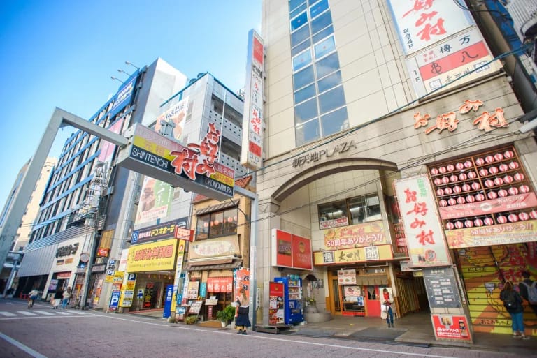 โอโคโนมิมุระ (Okonomimura) แหล่งรวมร้านอาหารโอโคโนมิยากิ
