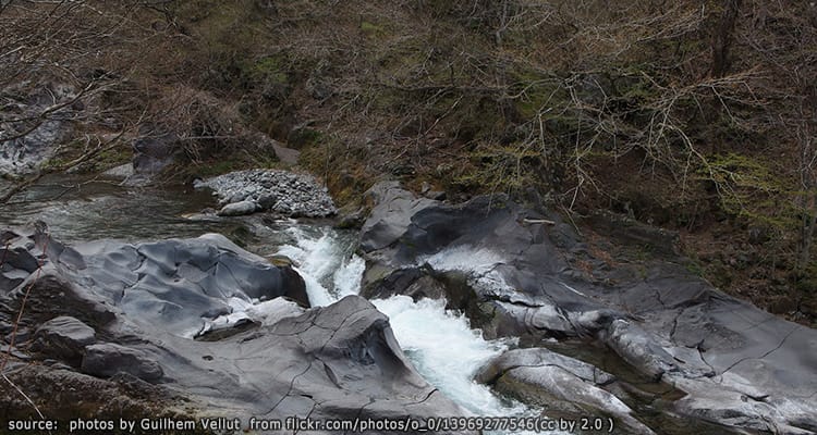 ทางเดินลึกลับริมธารน้ำ คังมานงาฟูจิ Kanmangafuchi Abyss