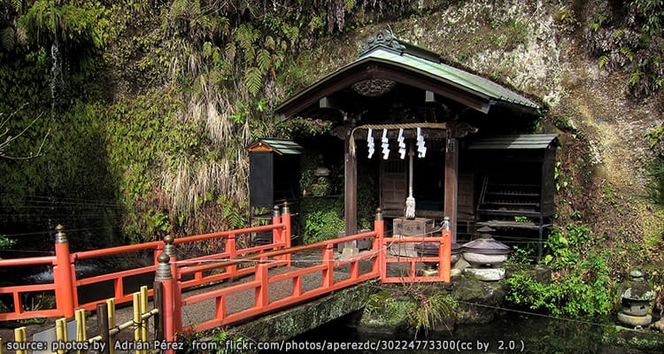 ศาลเจ้าเซนอิอาราอิ Zeniarai Benten Shrine