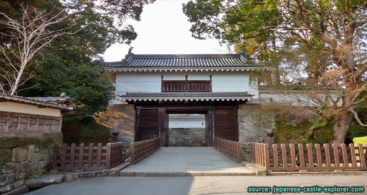 เมืองชนบท และซากปราสาท โอบิ Obi Town & Castle Ruins