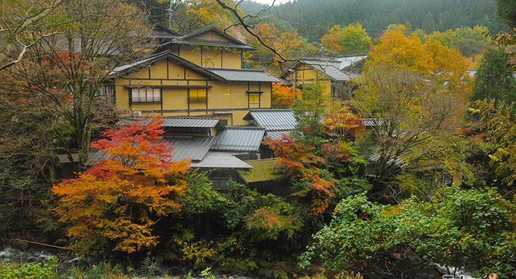 บรรยากาศช่วงใบไม้เปลี่ยนสีของเมืองคุโรคาวะ ออนเซน Kurokawa Onsen