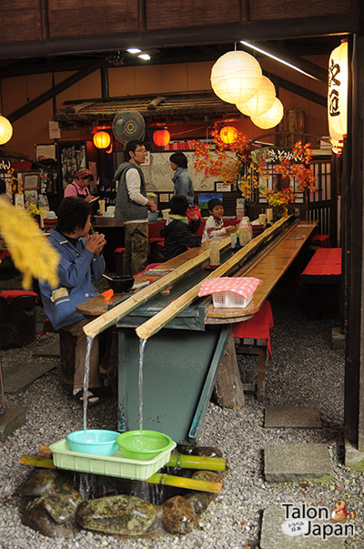 ร้านขายราเม็งเย็นไหลลงกระบอกไม้ไผ่ที่ทาคาชิโฮะ Takachiho