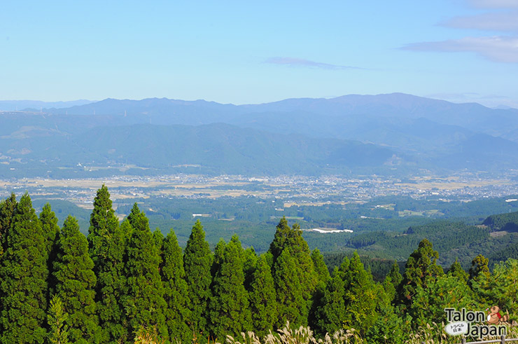 วิวที่ถ่ายจากจุดชมวิวระหว่างทางไปภูเขาคิริชิม่า