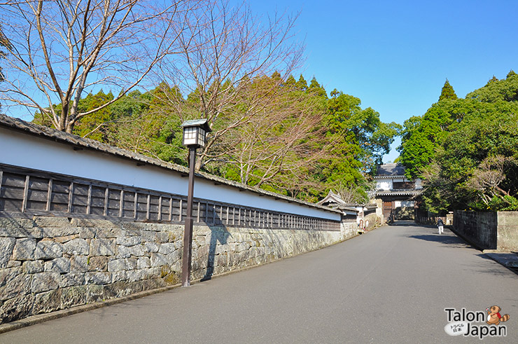 กำแพงและประตูทางเข้าบริเวณปราสาทโอบิ Obi castle