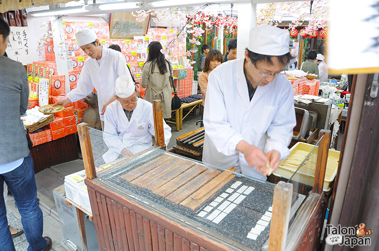 ร้านขายขนมตั้งเตาทำกันหน้าร้านเลยที่ตรอกฮิกาชิยะมะหน้าวัดน้ำใส