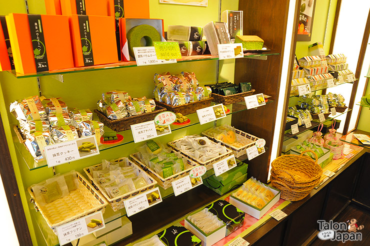 ร้านขายขนมที่ทำจากชาเขียวทั้งร้านใกล้ๆวัดกินคะคะจิ