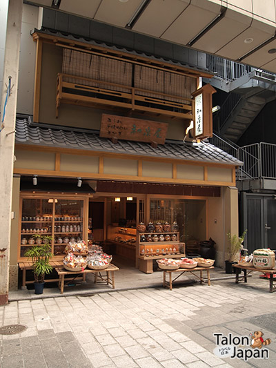 ร้านขายของที่ถนนด้านข้างของวัดอาซากุสะ
