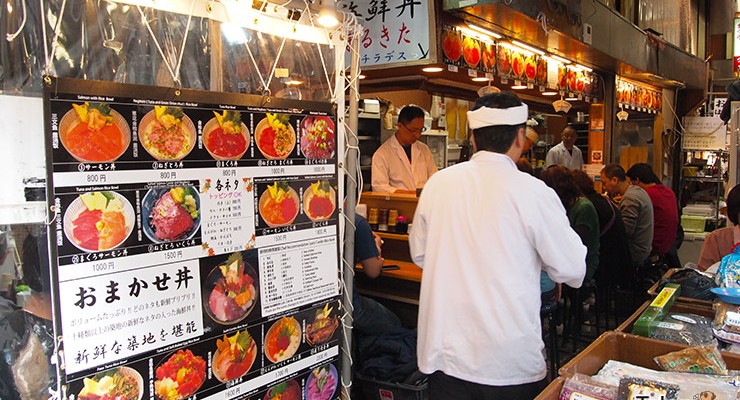 ร้านขายข้าวหน้าปลาดิบในตรอกเล็กๆที่ตลาดปลาซึคิจิ