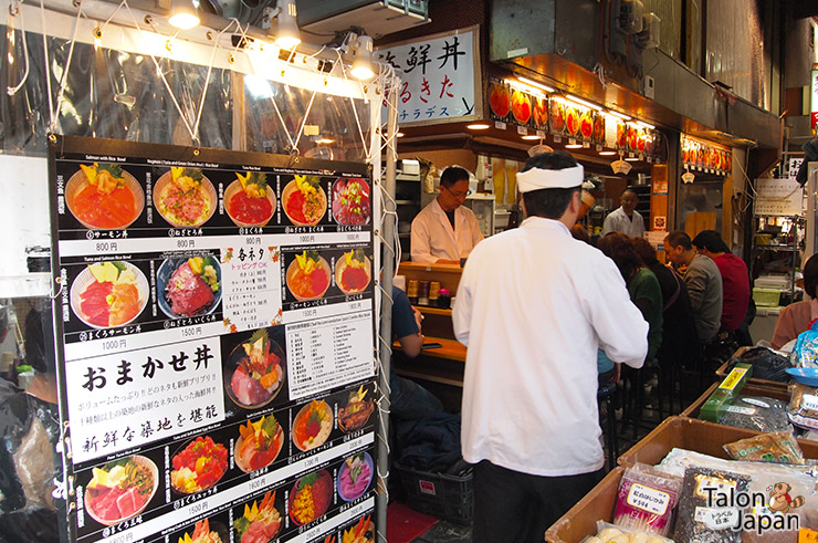 ร้านขายข้าวหน้าปลาดิบในตรอกเล็กๆที่ตลาดปลาซึคิจิ