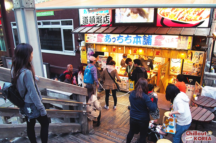 ร้านขายทาโกะยากิชื่อดังของโอซาก้าย่านโดทงโบริ ต่อคิวกันยาวเหยีนดเลย