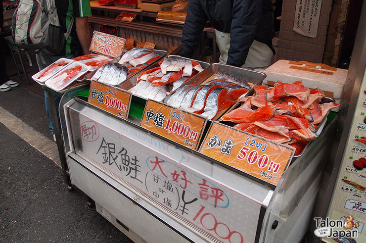 ร้านขายปลาแซลม่อนสดๆที่ตลาดปลาซึคิจิ
