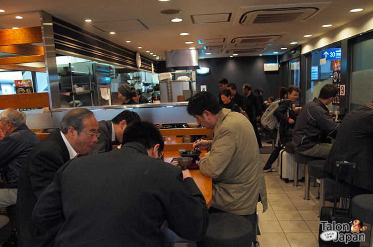 ร้านอาหารกลางด้านในสถานีรถไฟเจอาร์เจมนุษย์เงินเดือนเต็มร้าน