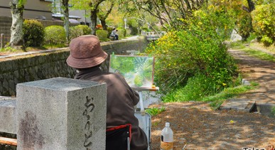 ศิลปินขาวญี่ปุ่นกำลังนั่งวาดภาพที่ทางเดินนักปราชญ์