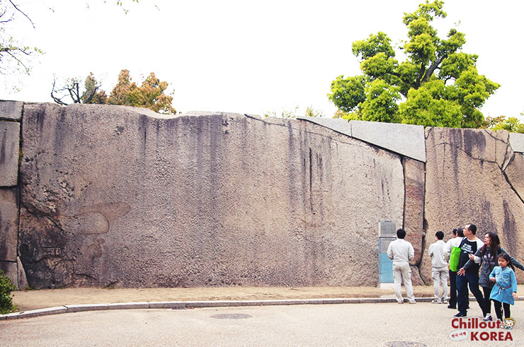 หินขนาดใหญ่ที่นำมาสร้างเป็นกำแพงปราสาทโอซาก้า