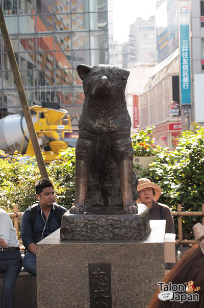 รูปปั้นสุนัขฮาจิโกะที่นั่งรอเจ้าของที่หน้าสถานีชิบูย่า