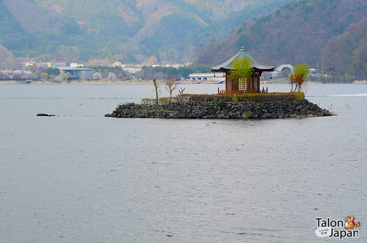 ศาลากลางทะเลสาปคาวากูชิโกะ