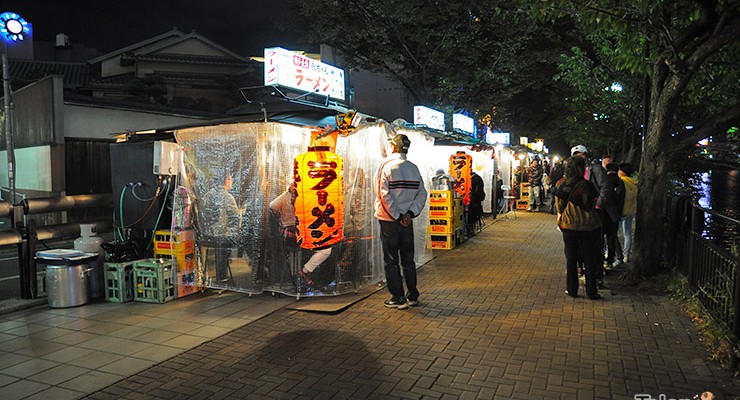 ย่านขายซุ้มขายอาหารยาไต Yatai แถวๆเกาะนาคาสุ Nakasu Island