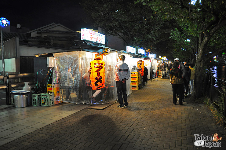 ย่านขายซุ้มขายอาหารยาไต Yatai แถวๆเกาะนาคาสุ Nakasu Island