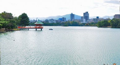 ศาลากลางน้ำที่สวนโอโฮริ Ohori เมืองฟุกุโอกะ