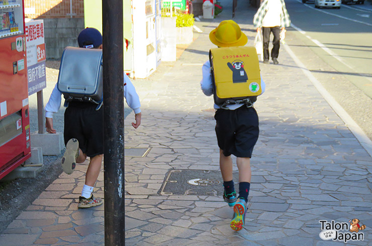 แอบถ่ายกระเป๋าเด็กนักเรียนเมืองคุมาโมโต้เป็นลายคุมะมง