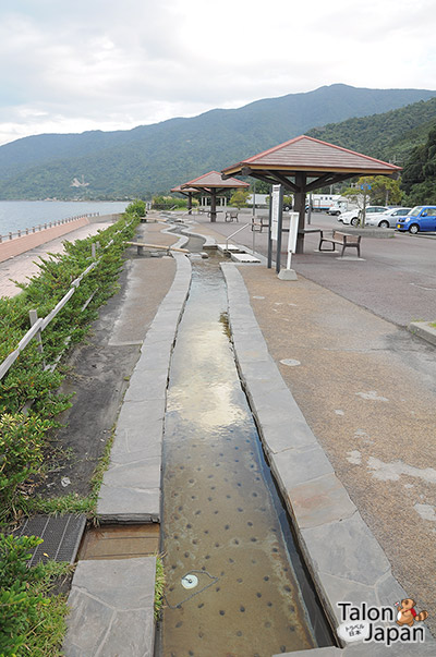 จุดให้บริการออนเซนเท้าฟรีที่ทางเดินริมทะเล จุดแวะพัก ทารุมิซุ Tarumizu Michi-no-Eki อีกฝั่งหนึ่งของเมืองคาโกชิมะ ฝั่งตรงข้ามตัวเมืองคาโกชิม่า