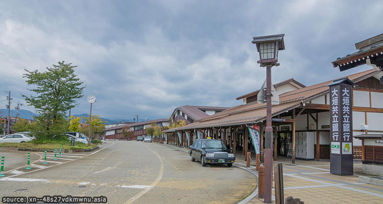 หน้าสถานีรถไฟฮิดะ-ฟุรุกะวะ