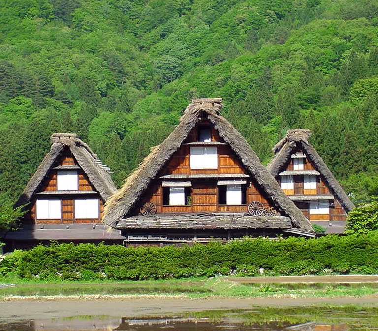 Shirakawago-Three-Houses-1